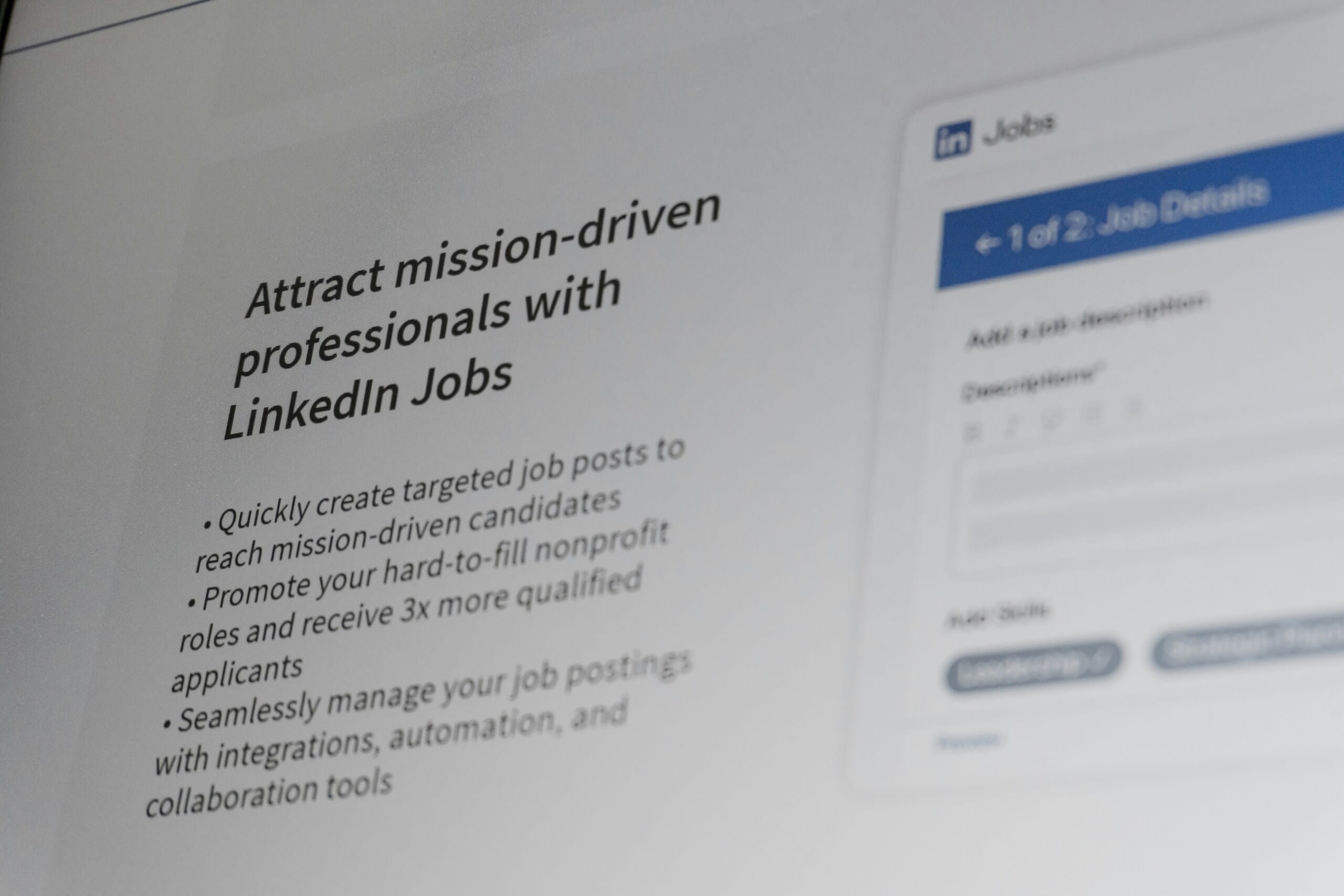 Guía para optimizar tus anuncios en LinkedIn Ads Pantalla de LinkedIn Jobs con un anuncio de empleo, ideal para ilustrar una guía para optimizar tus anuncios en LinkedIn Ads y atraer candidatos más cualificados.