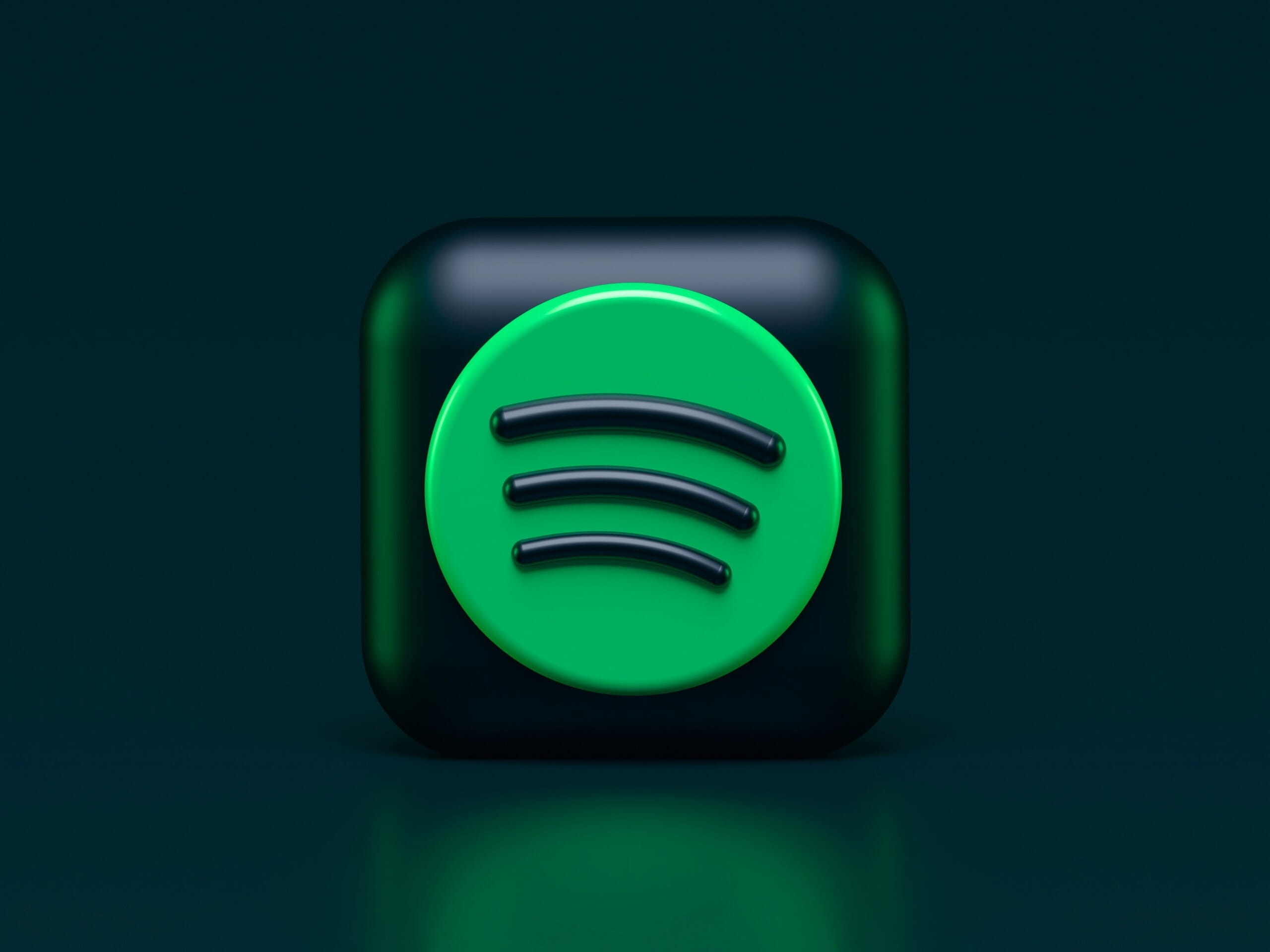 Icono de Spotify con fondo negro, esfera verde brillante y tres líneas curvas negras.