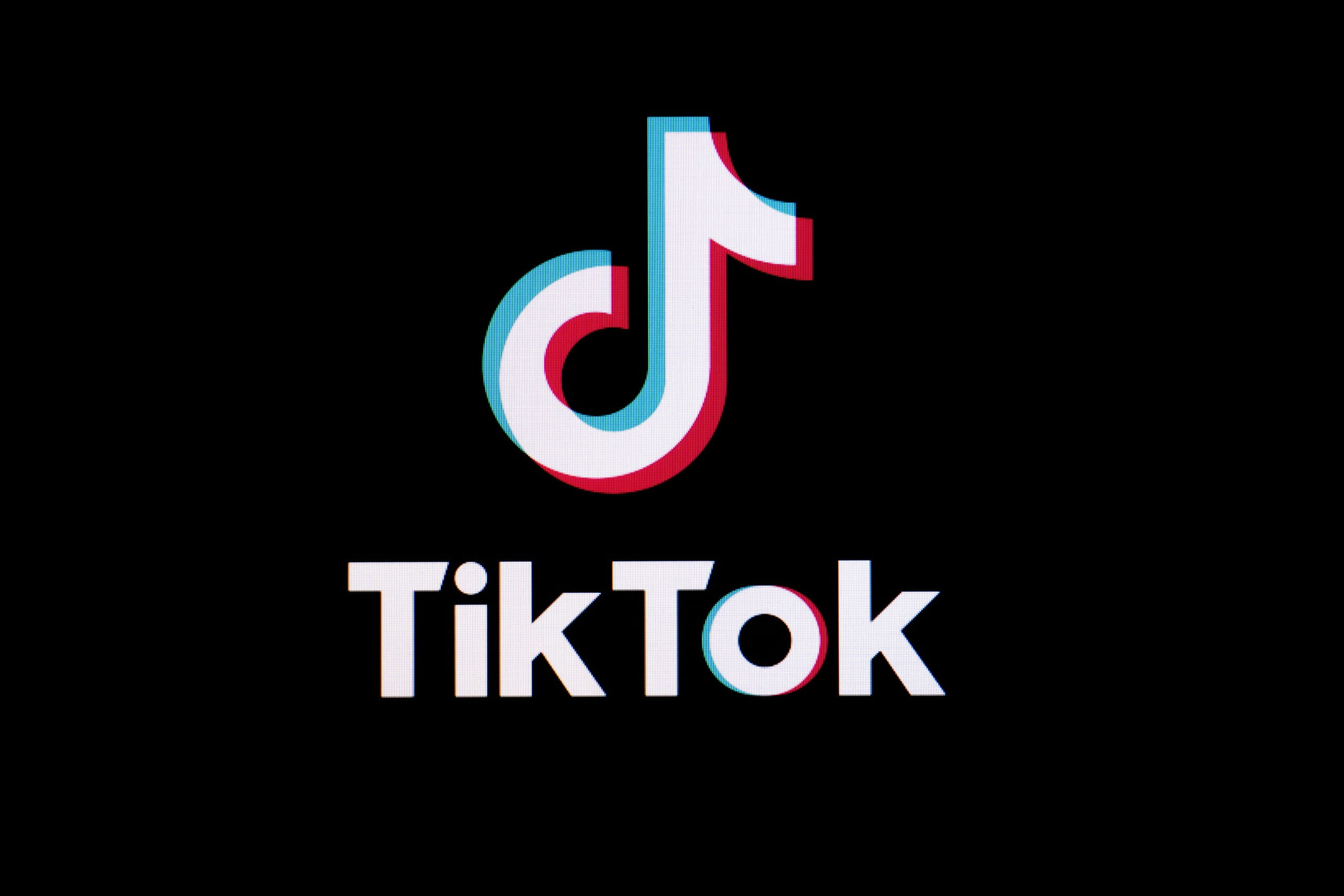 Qué es el contenido viral logo de TikTok sobre fondo negro Logo de TikTok sobre fondo negro, ideal para ilustrar el concepto de qué es el contenido viral en redes sociales y marketing digital.