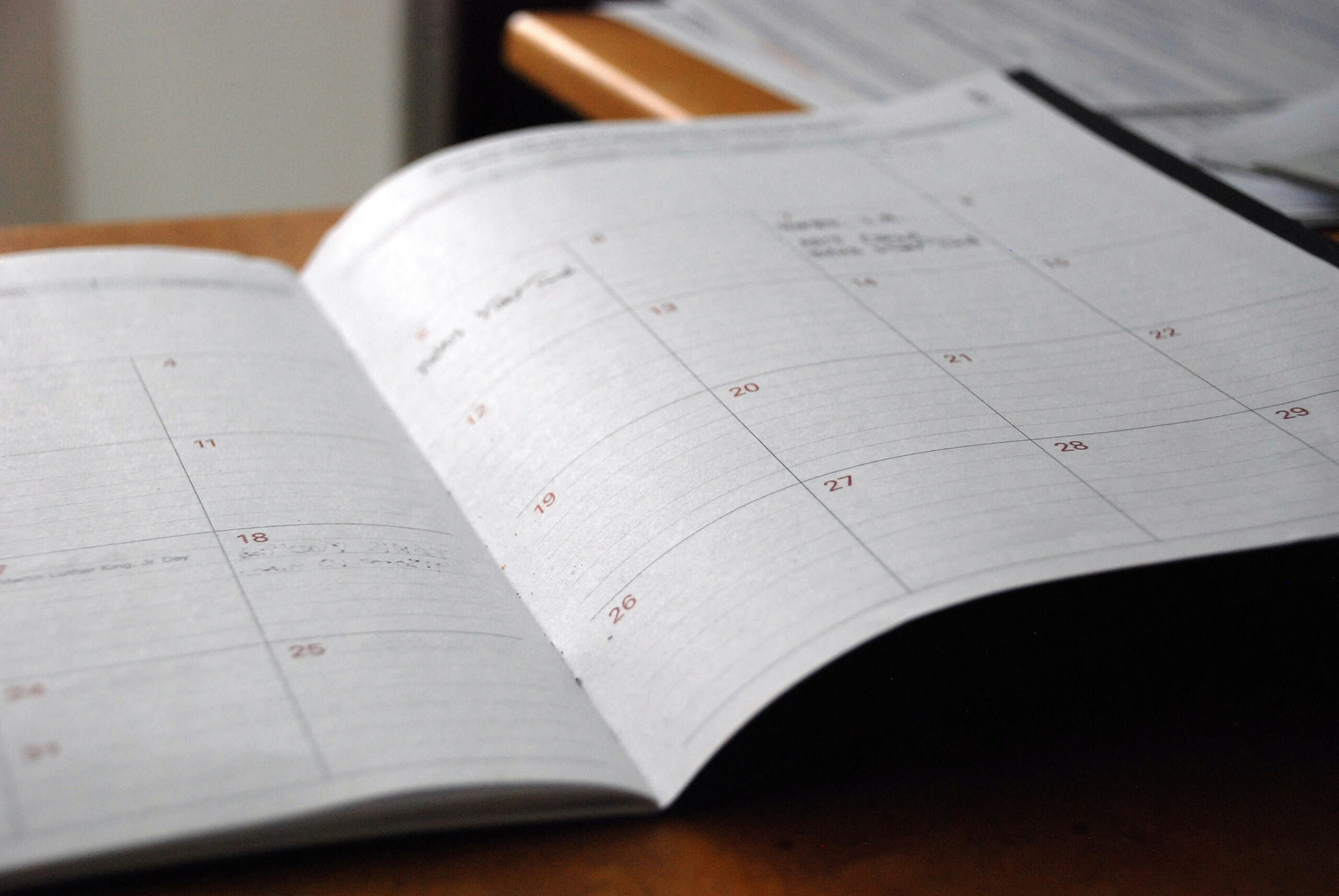 Calendario editorial para planificar el marketing de contenidos Calendario editorial abierto sobre una mesa, ideal para ilustrar la importancia del calendario editorial en el marketing de contenidos y la organización de publicaciones.