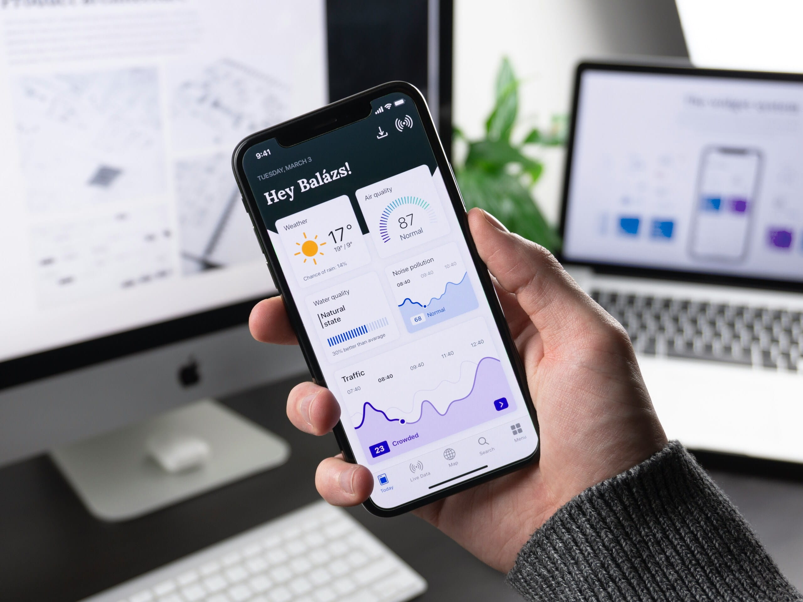 Persona sosteniendo un smartphone con una app móvil de analítica y métricas, ideal para ilustrar cómo monetizar una app móvil y optimizar su rendimiento.