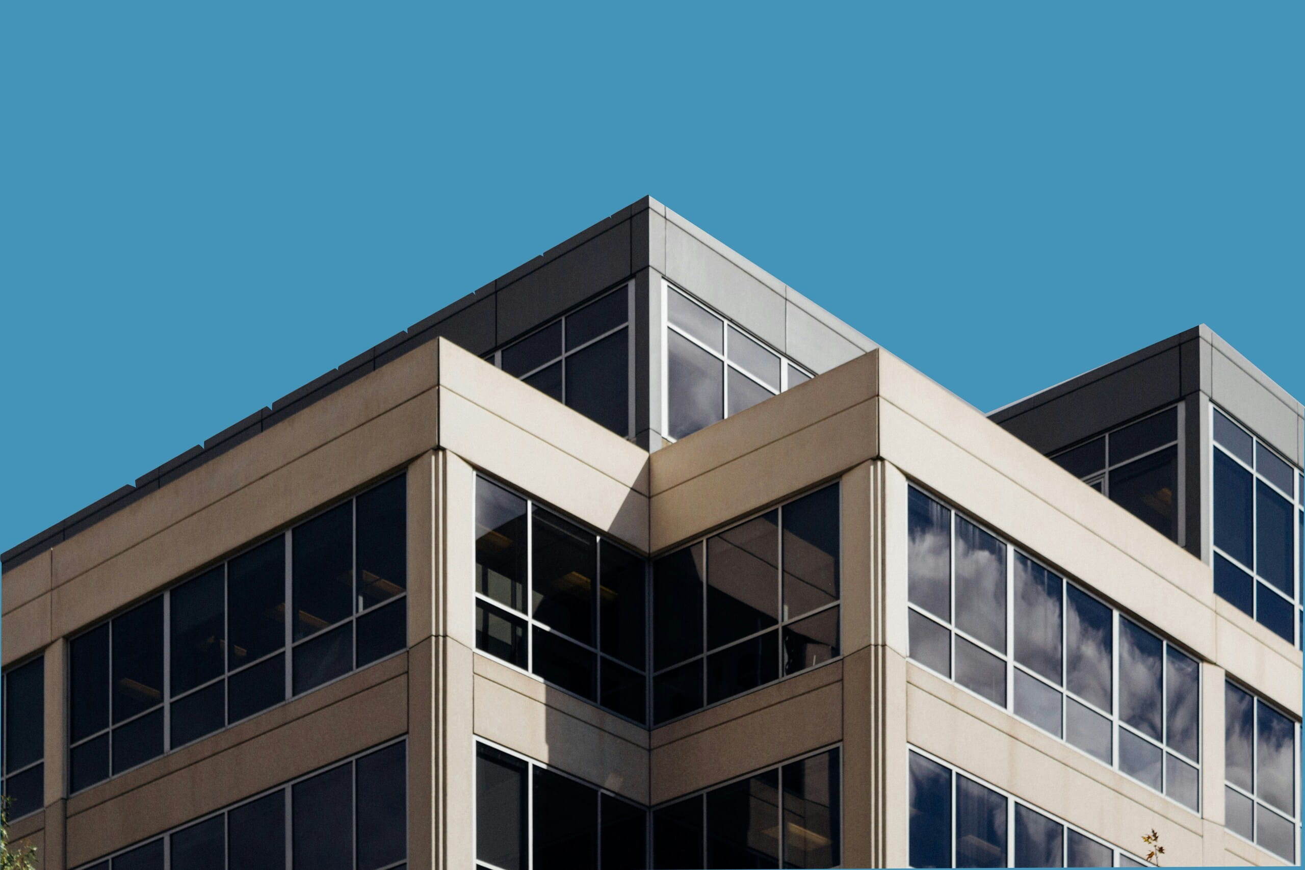 Fachada de edificio corporativo moderno, ideal para ilustrar una estrategia de Link Building de calidad y posicionamiento SEO.