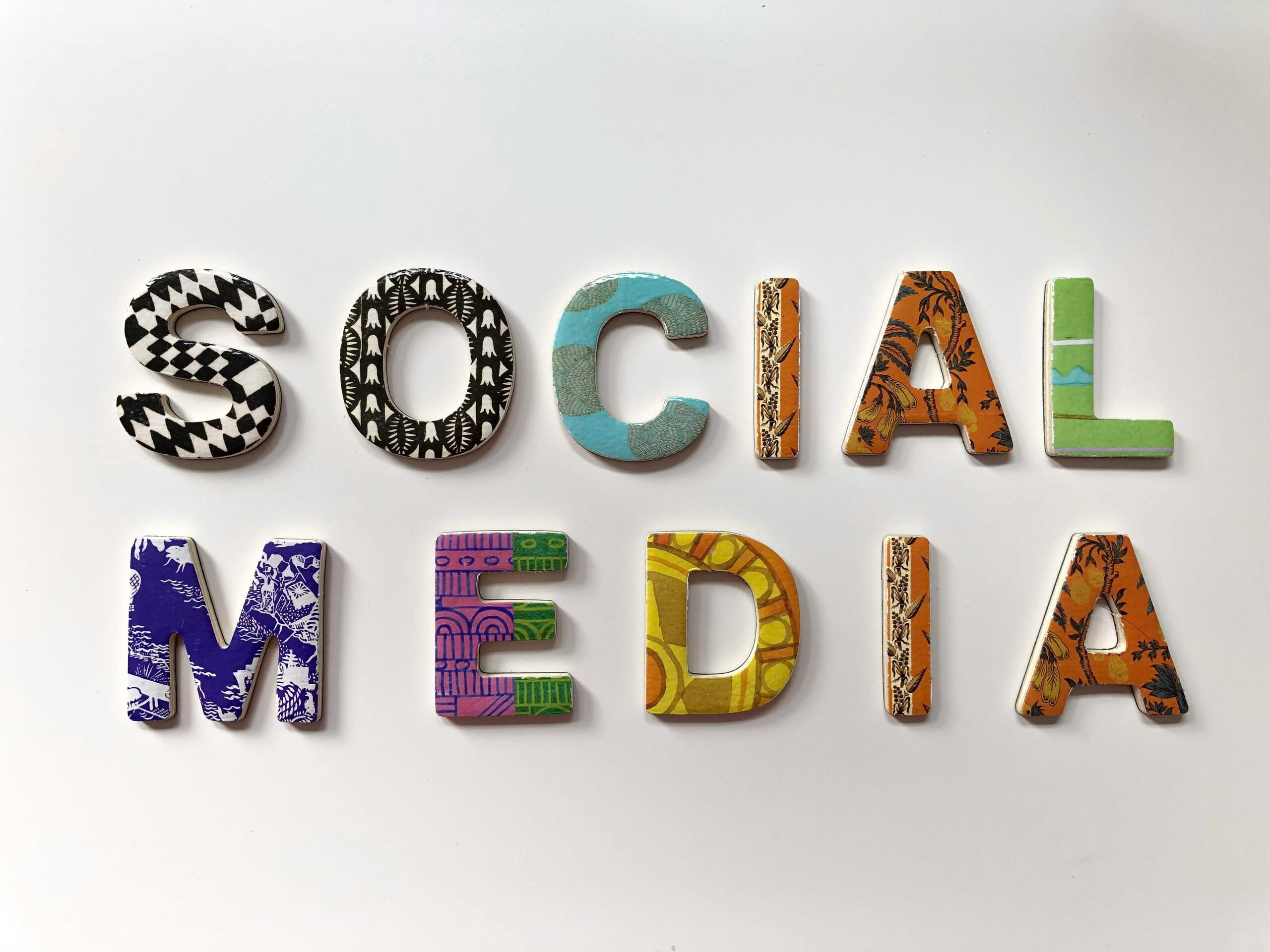 Métricas de alcance en redes sociales Letras decorativas con la palabra “SOCIAL MEDIA” sobre fondo blanco, ideal para ilustrar contenido sobre métricas de alcance en redes sociales.