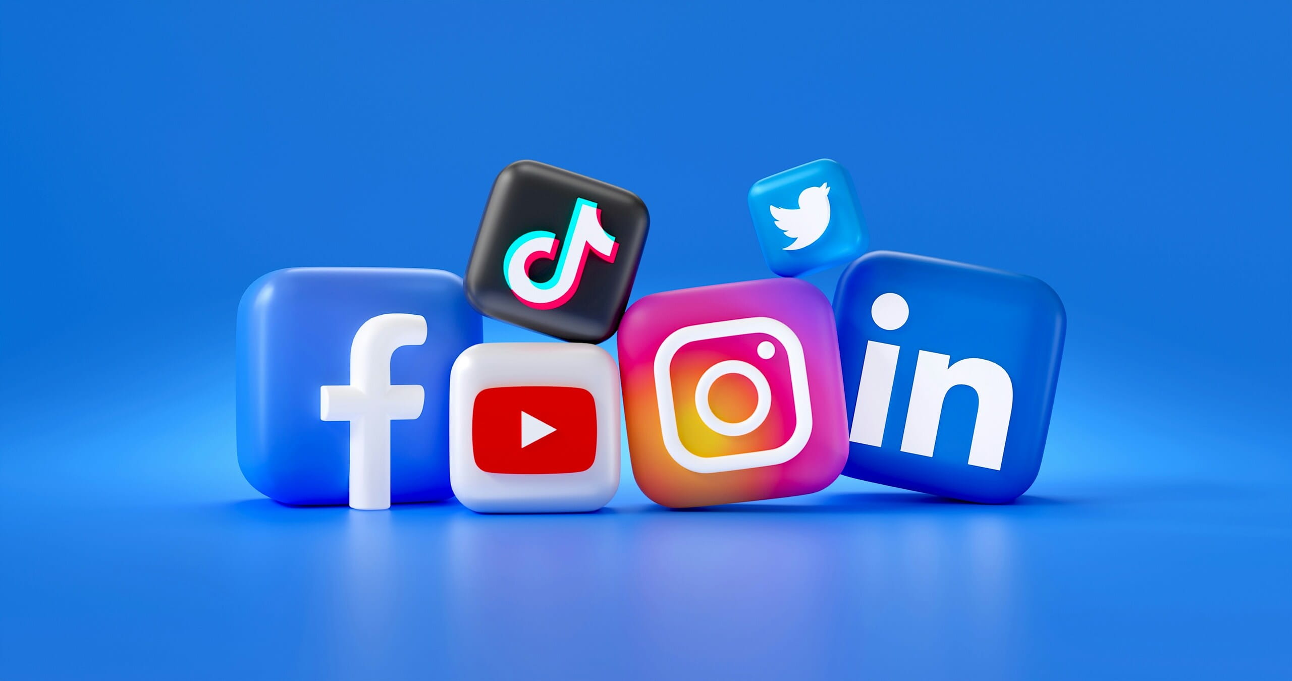 Íconos de redes sociales como Facebook, YouTube, Instagram, LinkedIn, TikTok y Twitter que representan social bookmarking y distribución de contenidos para marketing digital.