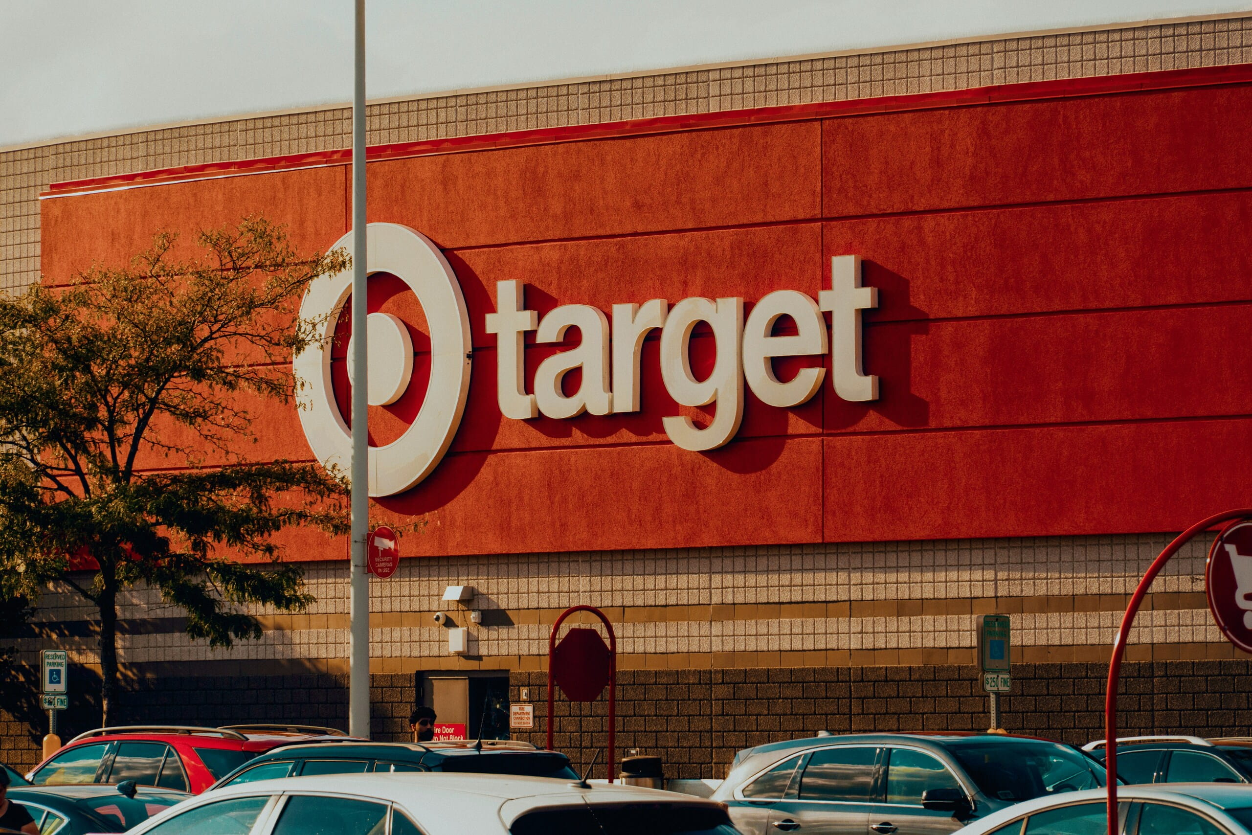 Target store exterior for Target Affiliate Program SEO Fachada de una tienda Target con el logotipo visible en el exterior, ideal para contenido sobre Target Affiliate Program y marketing de afiliación.