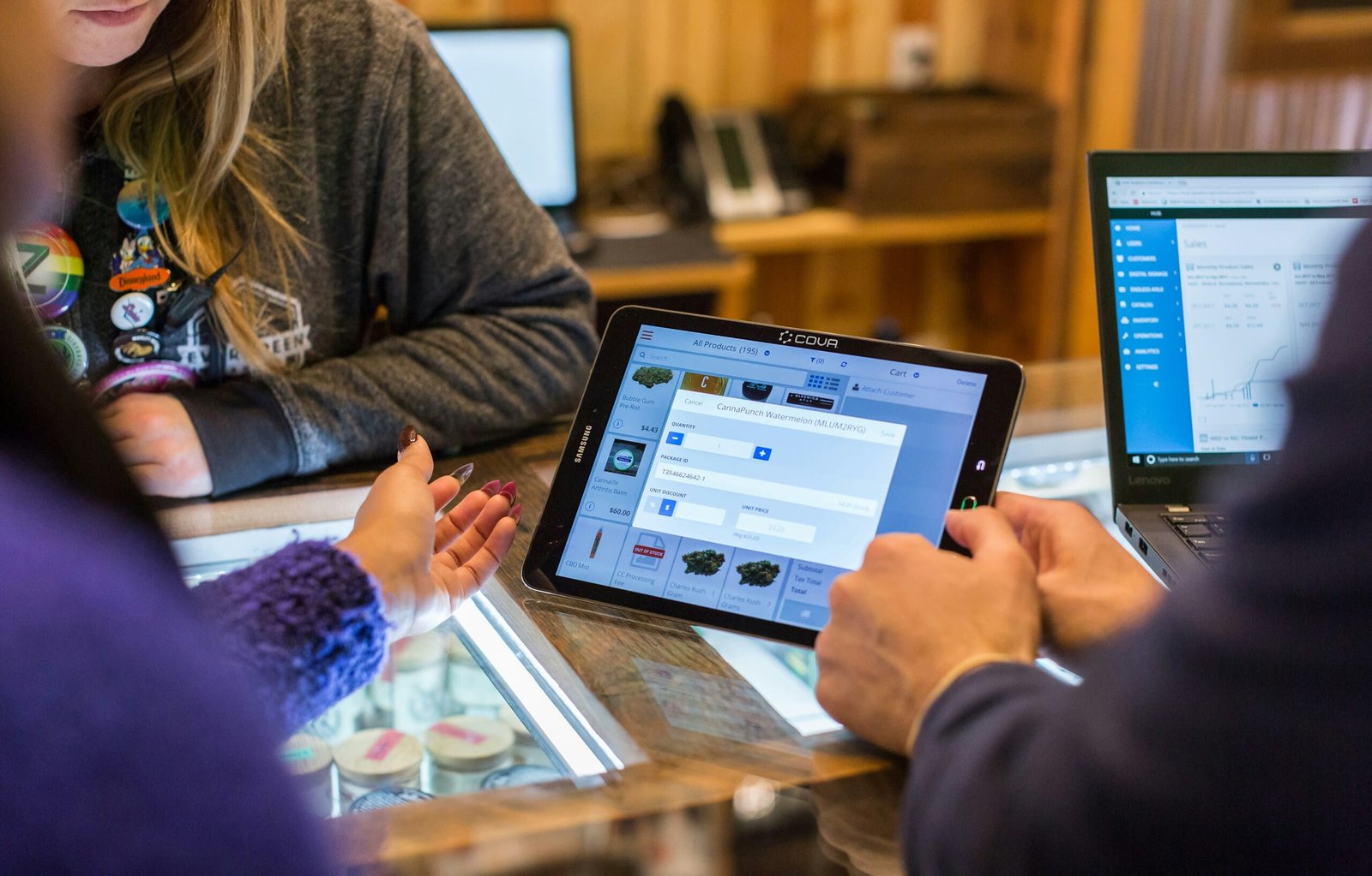 Empleado con tableta gestiona inventario en tienda mientras evalúa anuncios in-feed y publicaciones promocionadas.