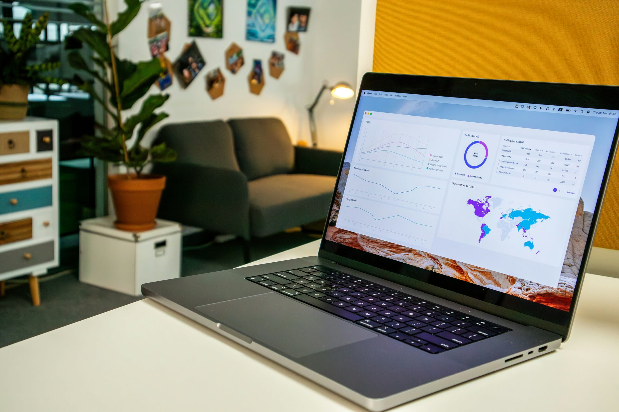 Portátil con panel de analítica en una oficina, ideal para explicar el Coste de adquisición de un cliente con datos de rendimiento.