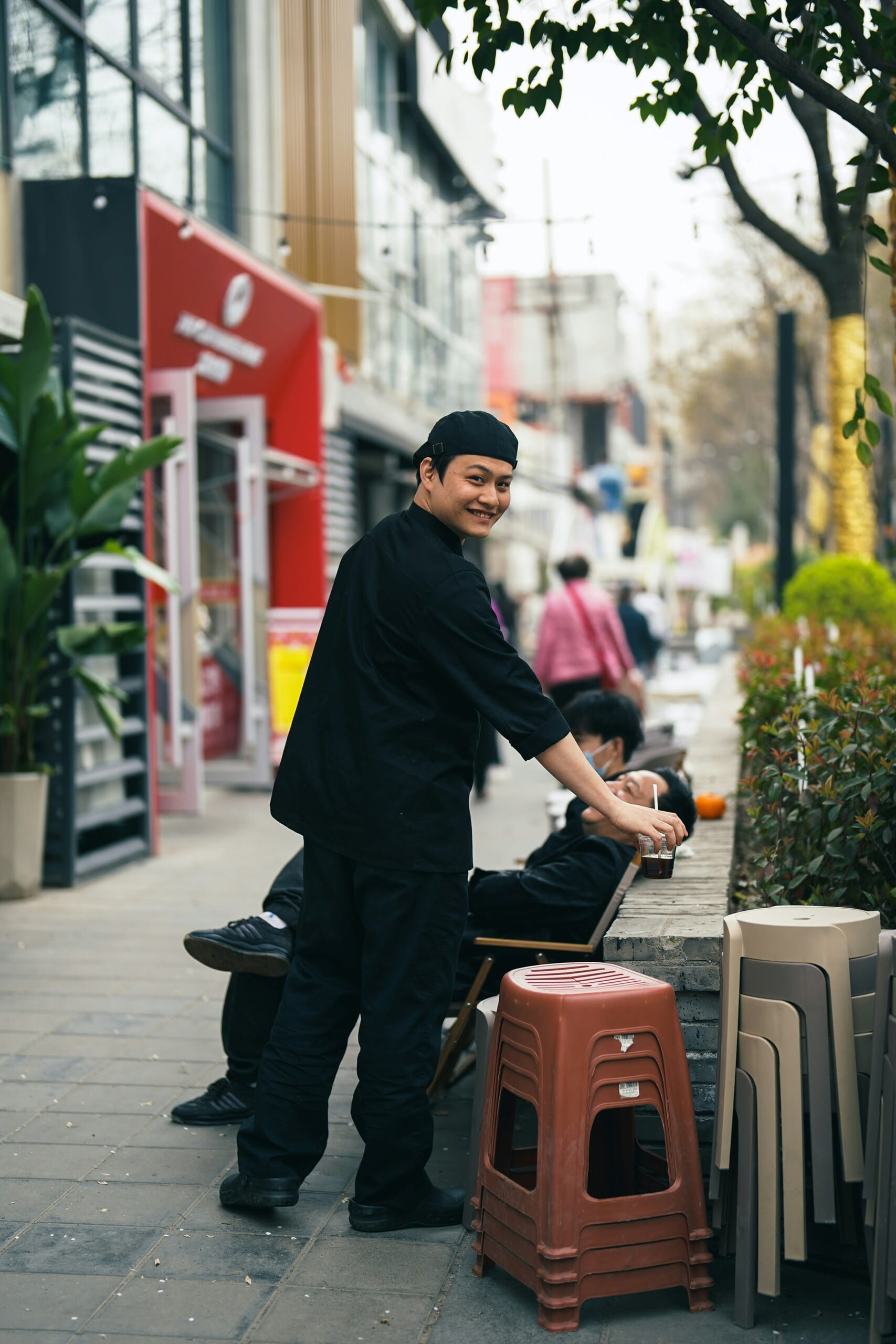 Trabajador en terraza urbana atendiendo clientes, útil para Crea páginas de servicio o ubicación realmente útiles.
