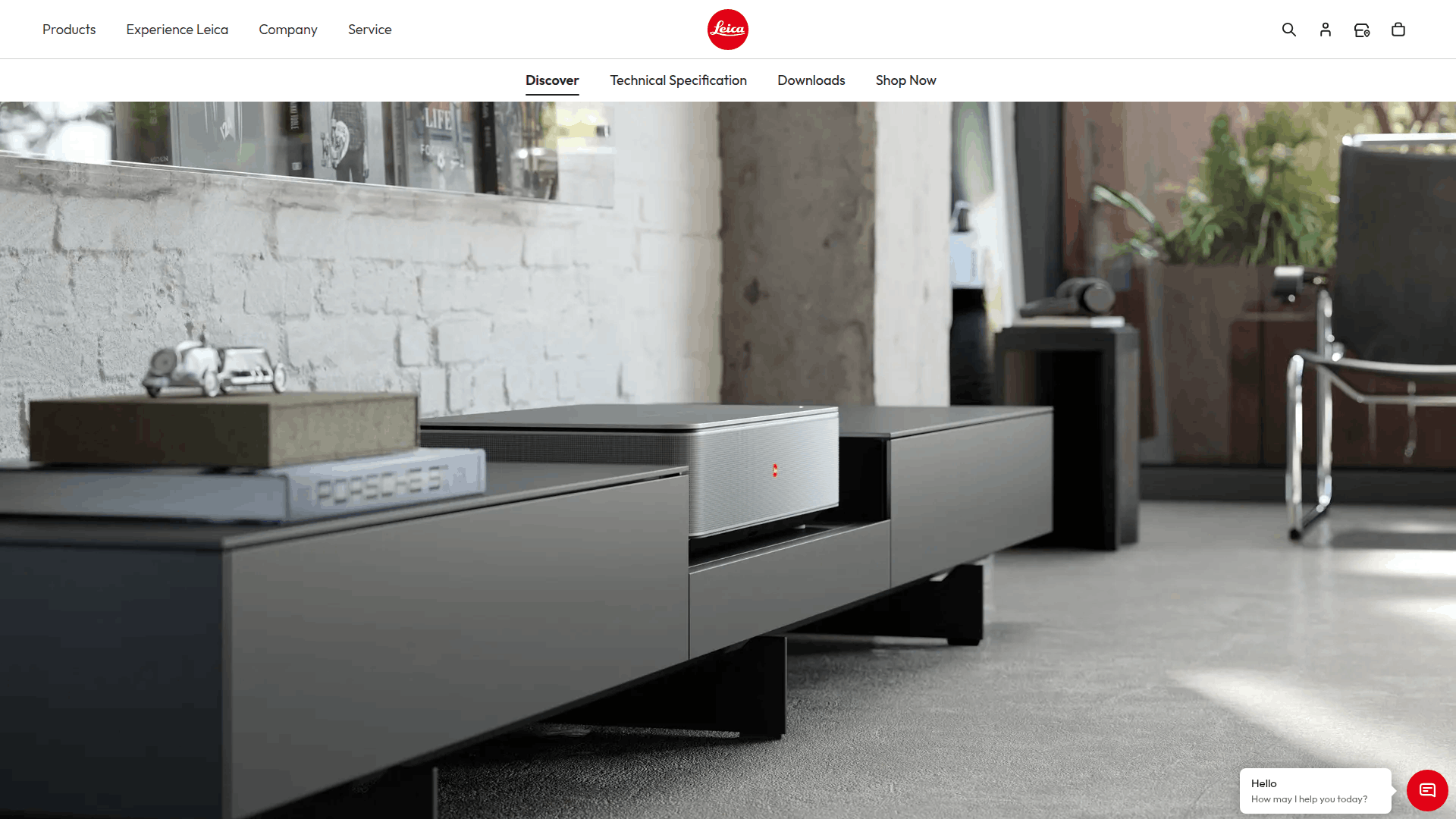 Ejemplos de publicidad nativa muestran un proyector Leica en una sala moderna con mobiliario minimalista y luz natural.