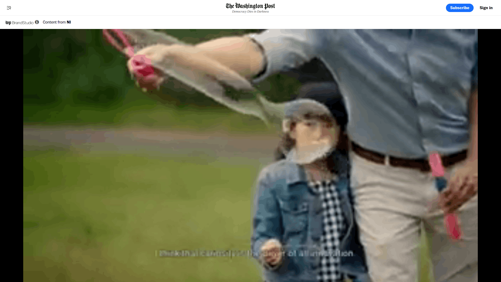 Ejemplos de publicidad nativa muestran a una familia en un parque, con una escena de estilo documental y enfoque narrativo.