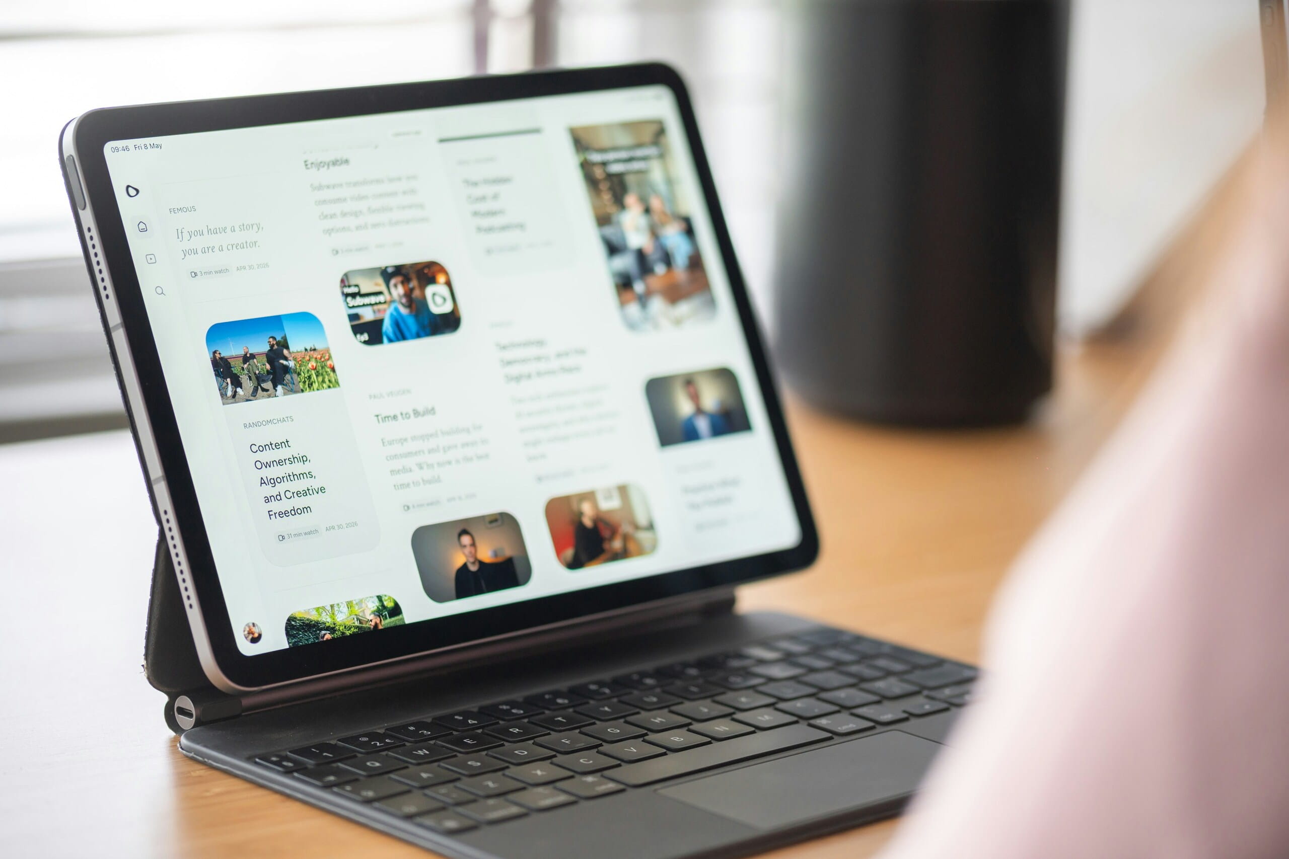 Tableta con pantalla de contenidos visuales y artículos, ideal para mostrar ejemplos de publicidad nativa en una interfaz digital.