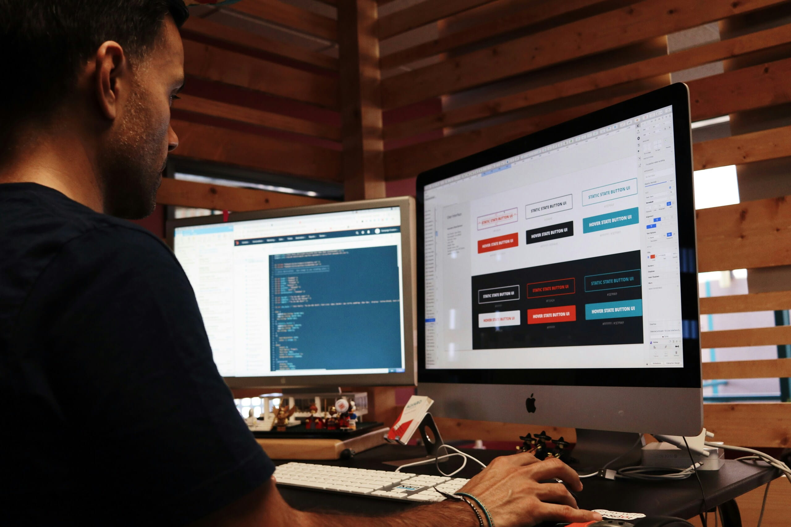 Diseñador programa frente a doble monitor, ideal para Estrategias para promover contenido viral en desarrollo web y UI.