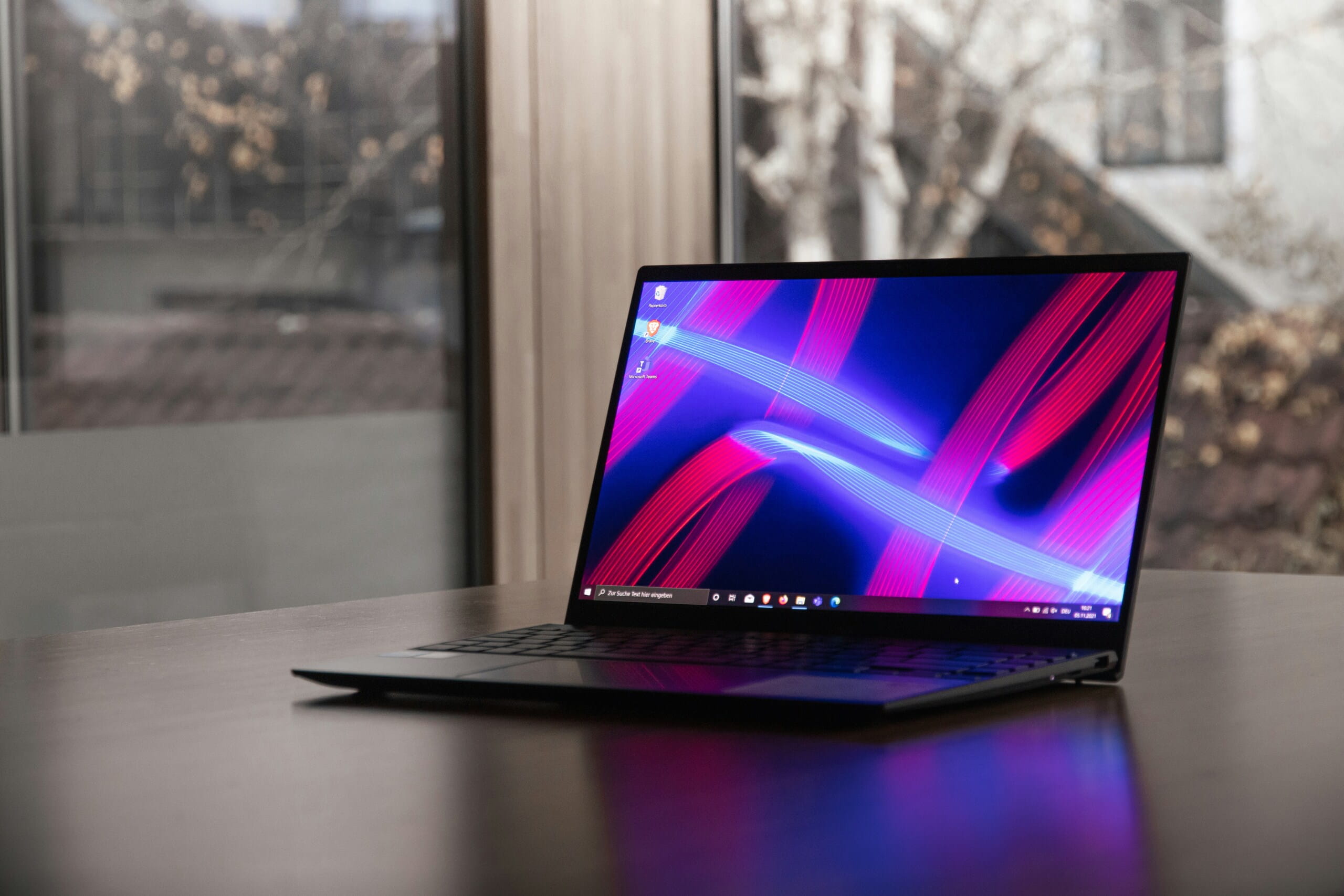 Laptop sobre mesa con fondo desenfocado, ideal para Estrategias para promover contenido viral en marketing digital y creación de contenido.