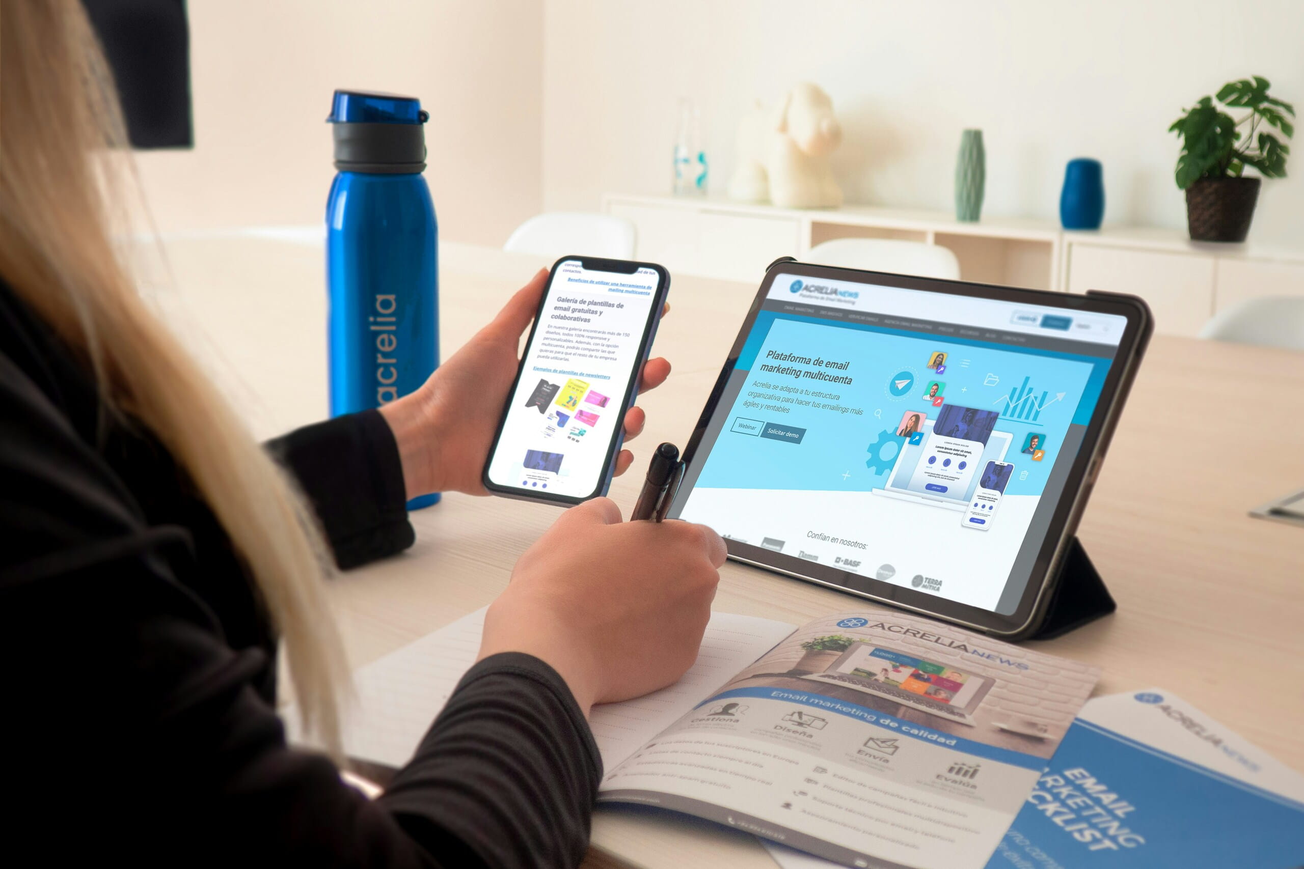 Herramientas para gestionar la publicidad en aplicaciones Profesional usando herramientas para gestionar publicidad en aplicaciones, revisando email marketing en su tablet y móvil.