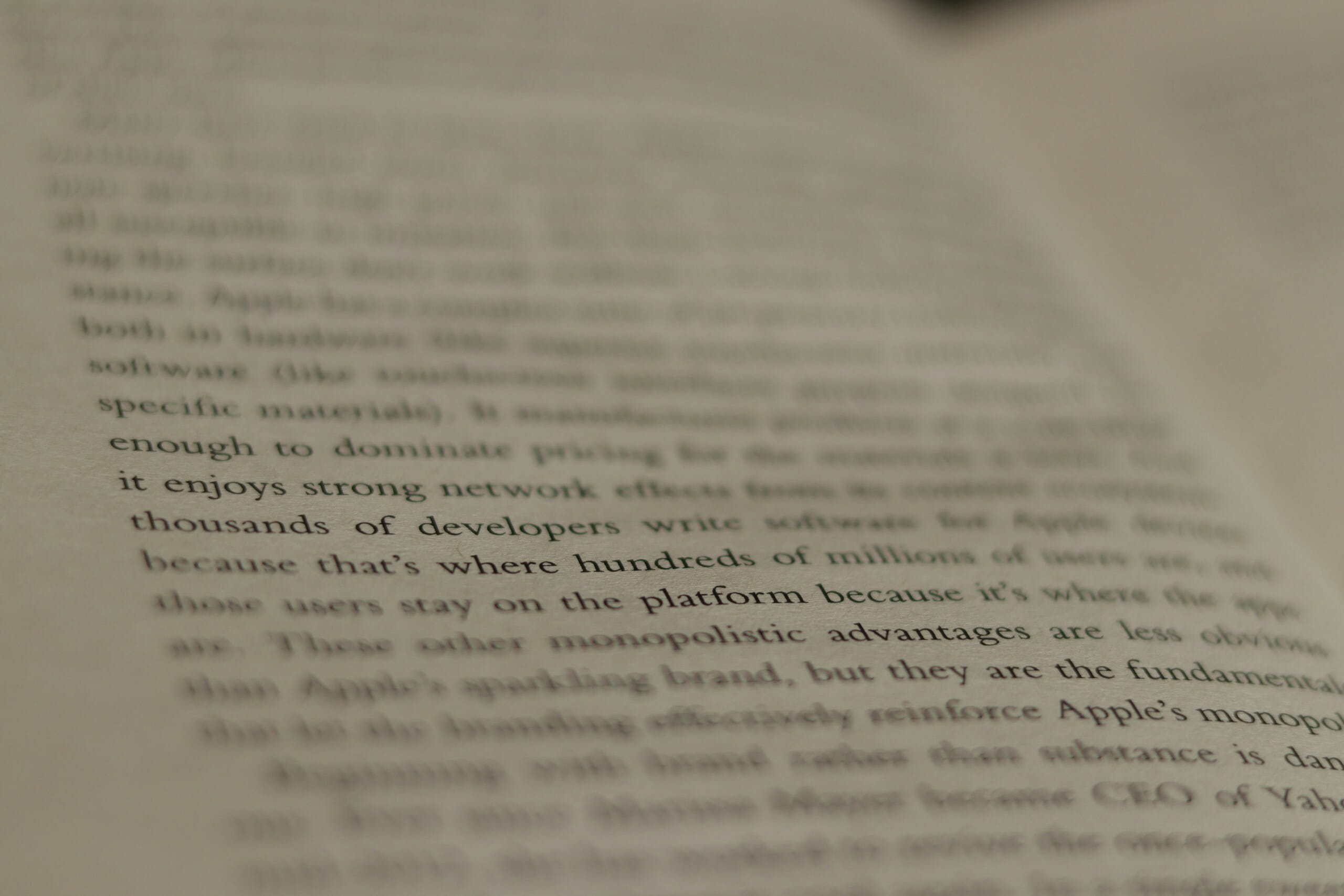 Introducción al storytelling texto creativo en una página impresa Página de libro con texto desenfocado en primer plano, ideal para ilustrar una introducción al storytelling y la escritura creativa.