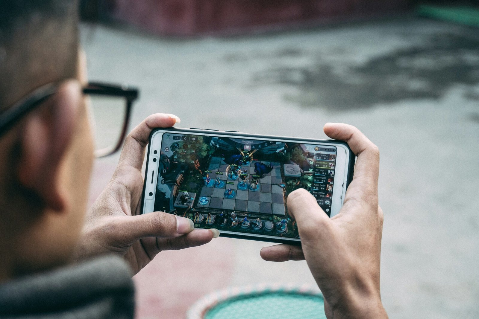 Hombre juega un juego de estrategia en su móvil, escenario para los formatos de publicidad nativa que debes conocer.