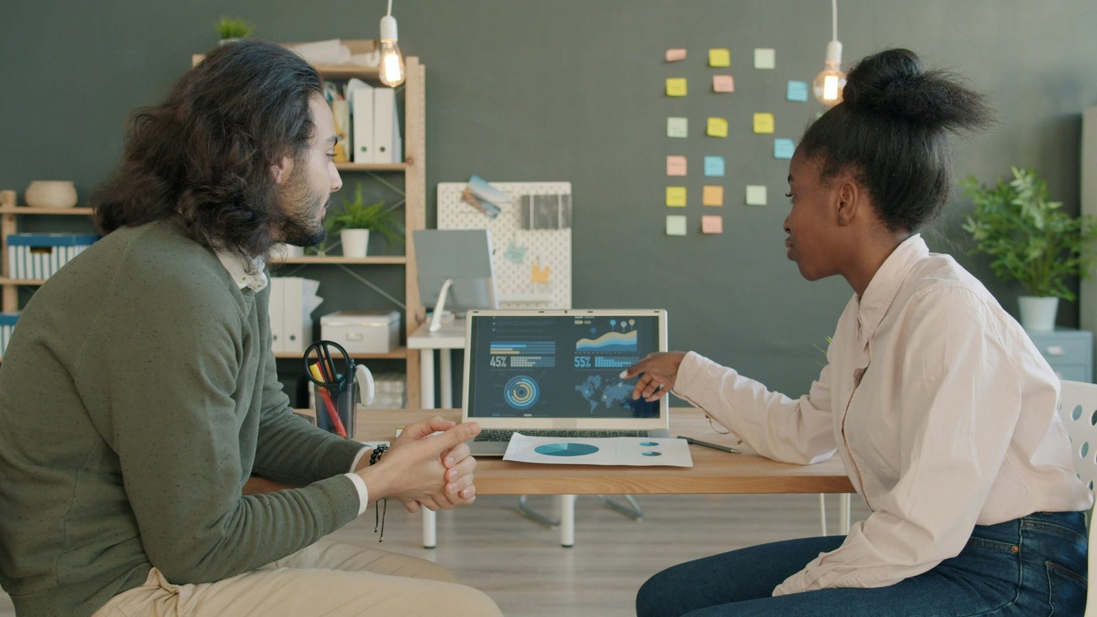 Profesionales analizan en laptop qué es la publicidad nativa y por qué sigue creciendo, con datos visuales.