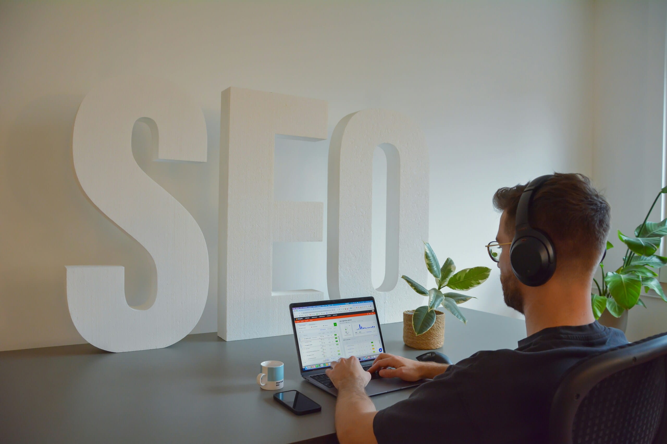 Profesional trabajando en portátil con panel de SEO técnico visible, ideal para analizar métricas y optimizar sitio web.