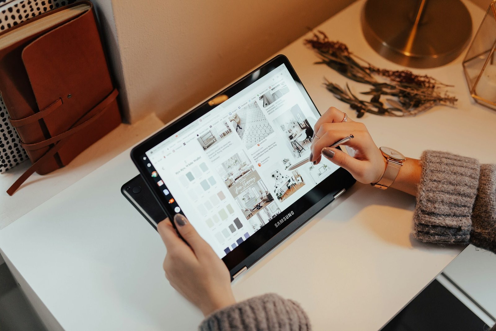Explorando diseño interior con tableta Samsung: ¿En qué se diferencia del display tradicional? sobre mesa blanca.
