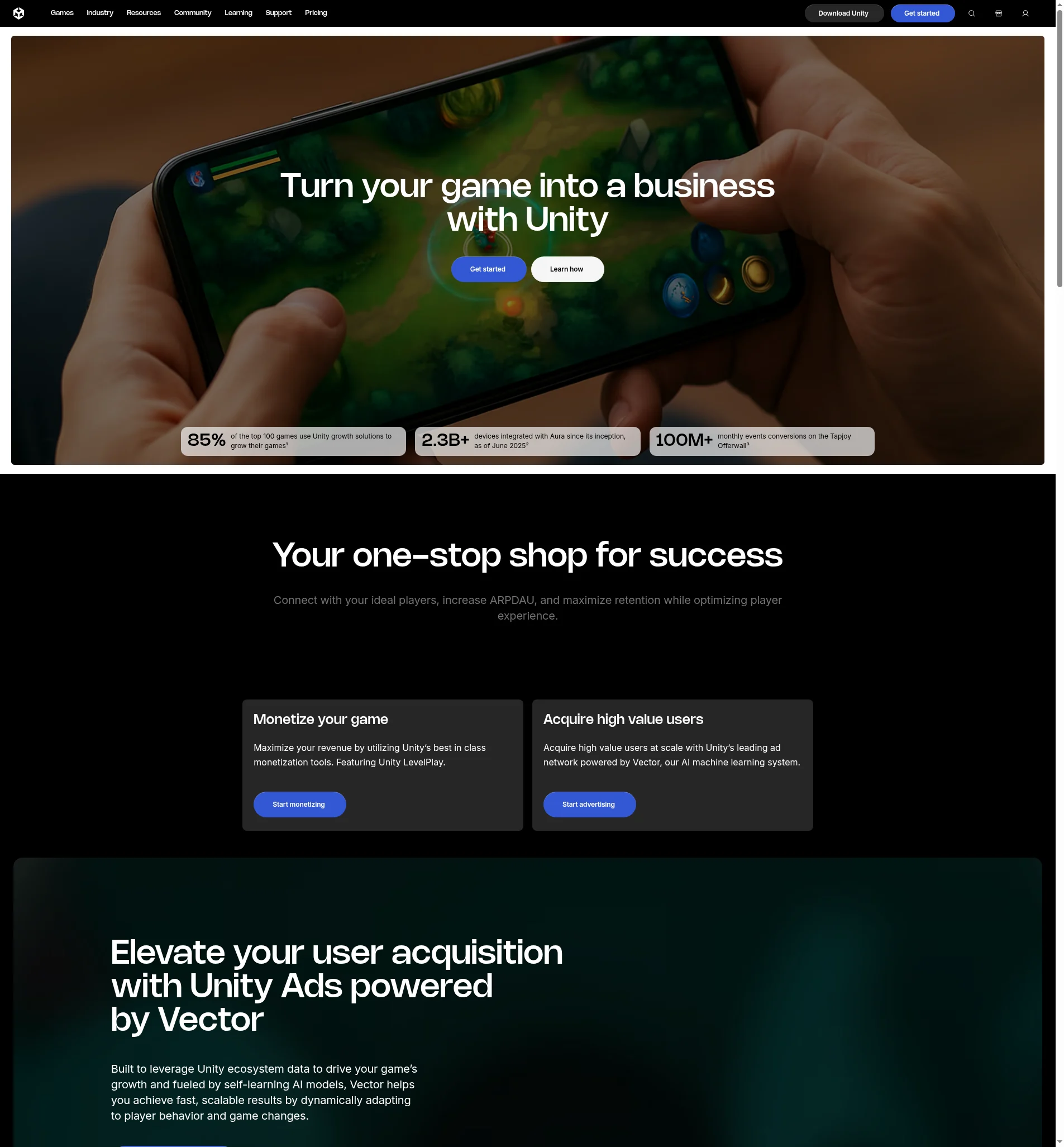 Unas manos que sostienen un smartphone en el que se ve un juego para móvil y un texto sobre monetización, en el que se muestra la plataforma de captación de usuarios Unity Grow.
